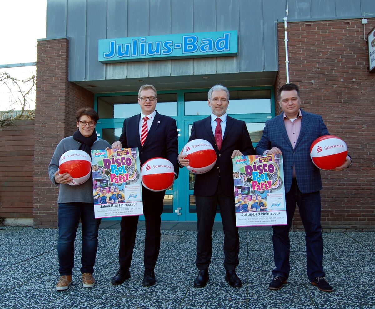 Stadt Helmstedt: Pool-Party im Julius-Bad